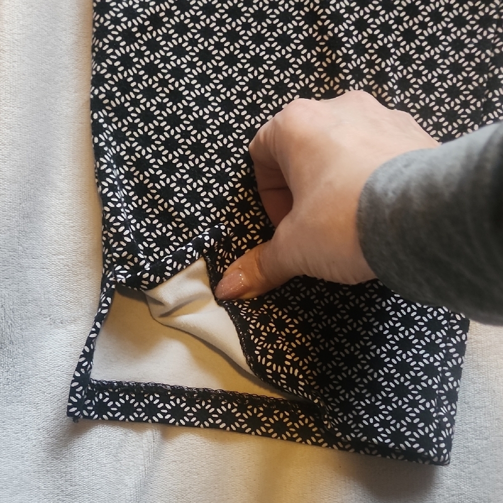 Liz Claiborne Black & White Geometric Capris